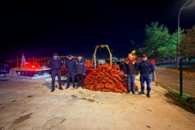 GEMLİK'TE KAÇAK MİDYE AVINA GEÇİT YOK: 174 BİN TL CEZA