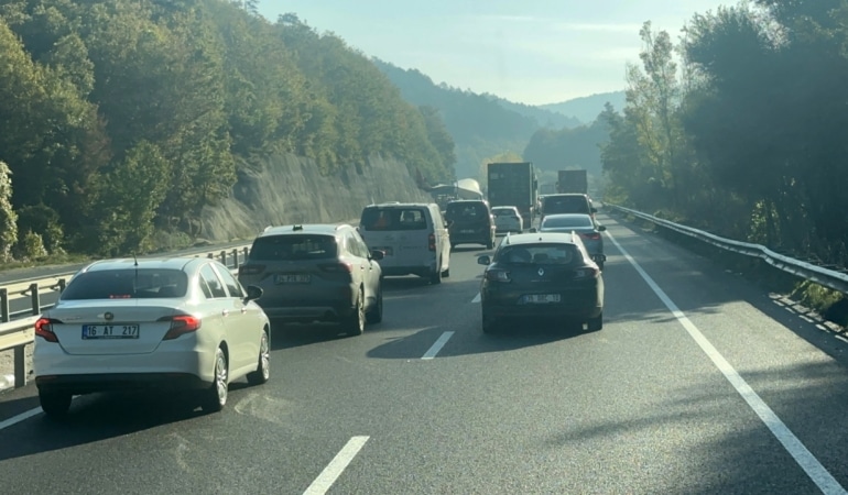 Bursa-Ankara karayolunda rüzgar türbini kanatları trafiği durdurdu