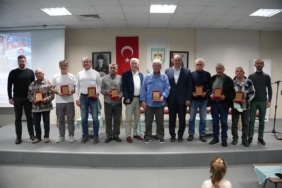 "ESKİ SULAR YENİ KULAÇLAR" İZNİK'TE GEÇMİŞ İLE GELECEĞİ AYNI KULVARDA BULUŞTURDU İZNİK'İN YARIM ASIR ÖNCEKİ YÜZME TAKIMI İLE BUGÜNÜN YÜZME TAKIMI ÖĞRENCİLERİ ANLAMLI BİR ETKİNLİKTE BULUŞTU