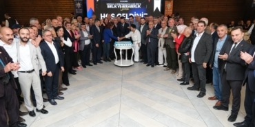 BURSA'DA AK PARTİ'DEN ÖRNEK PROJE AK PARTİ OSMANGAZİ'DE MUHTARLARI, MAHALLE BAŞKANLARI VE AİLELERİ BİRLİK BERABERLİK GECESİNDE BULUŞTURDU