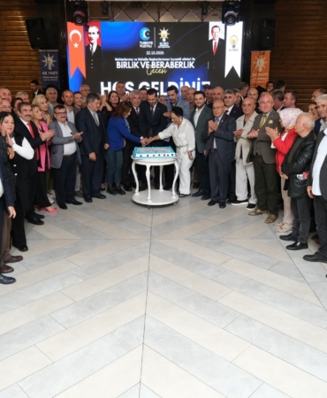 BURSA'DA AK PARTİ'DEN ÖRNEK PROJE AK PARTİ OSMANGAZİ'DE MUHTARLARI, MAHALLE BAŞKANLARI VE AİLELERİ BİRLİK BERABERLİK GECESİNDE BULUŞTURDU