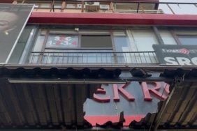 KEDİYİ KURTARMAK İSTEYEN EĞİTİMCİ YERE BÖYLE ÇAKILDI KORKULUKLAR KOPUNCA YERE DÜŞTÜ, HASTANEDE HAYATINI KAYBETTİ