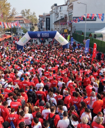 BİNLERCE BURSALI, CUMHURİYET İÇİN KOŞTU