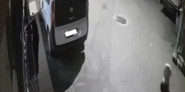 KORKULUĞA ASILAN KIYAFETLERİ BEĞENİP ALAN KADIN KAMERAYA YAKALANDI