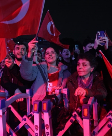 YAĞMURA RAĞMEN BURSA'DA CUMHURİYET COŞKUSU DİNMEDİ