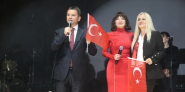 OSMANGAZİ'DE CUMHURİYET COŞKUSU GÖKSEL'İN ŞARKILARIYLA TAÇLANDI OSMANGAZİ MEYDANI'NDA CUMHURİYET COŞKUSU DORUĞA ÇIKTI