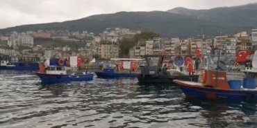 GEMLİK'TE TEKNE VE KAYIKLAR TÜRK BAYRAKLARIYLA DONATILDI