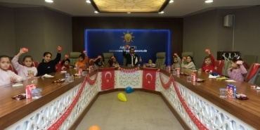 AK PARTİ OSMANGAZİ'DEN 29 EKİM'E ANLAMLI ETKİNLİK: MİNİK ELLERDEN ŞEHİT AİLELERİNE BAYRAK HEDİYESİ
