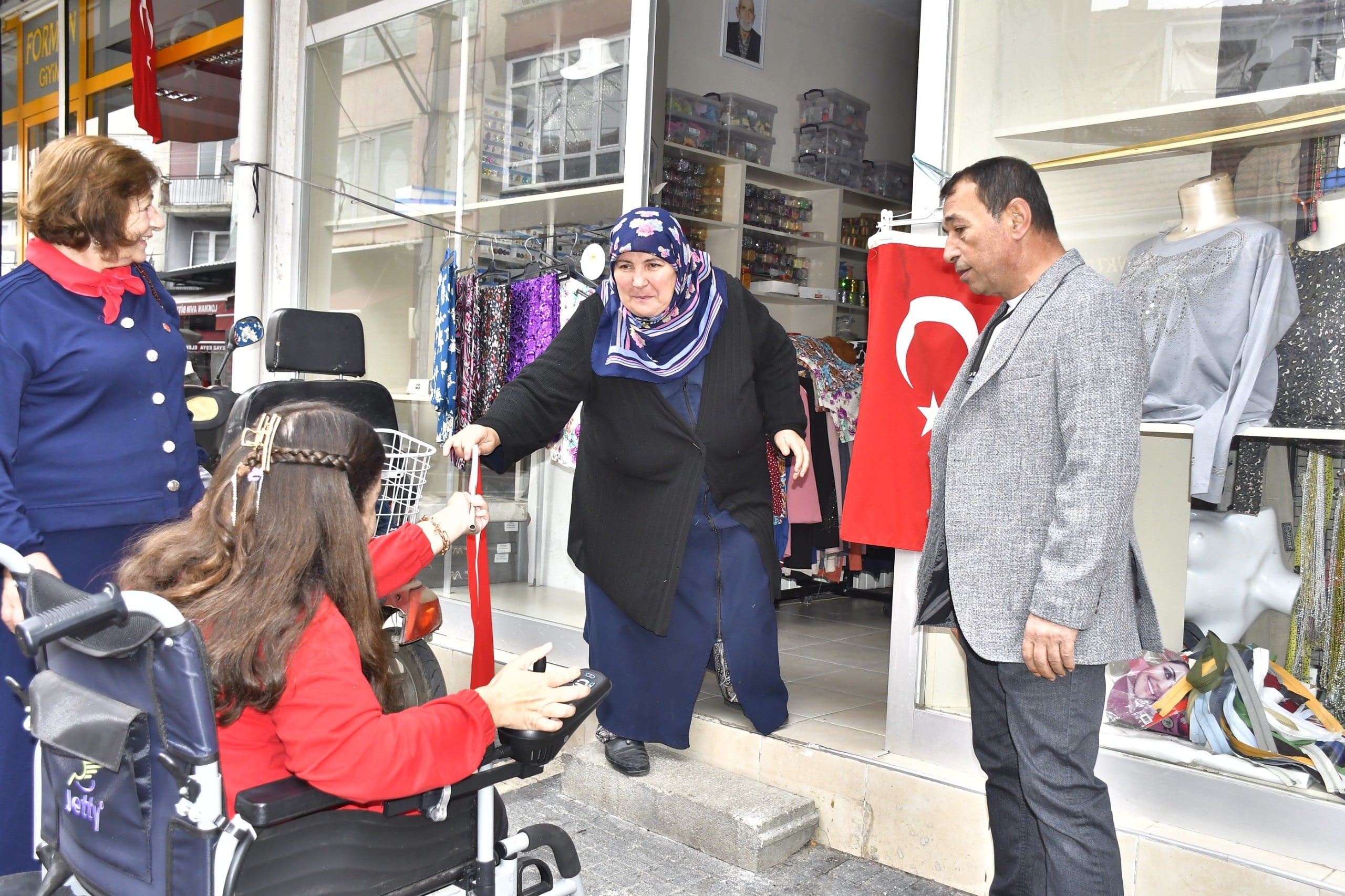 ÖZEL GEREKSİNİMLİ BİREYLER CUMHURİYET BAYRAMINDA ESNAFA BAYRAK DAĞITTI