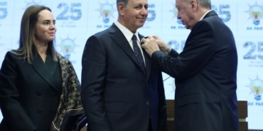CHP'DEN İSTİFA EDEN CEMİL TUGAY, AK PARTİ'YE KATILDI TUGAY: "BU YOLA BAŞ KOYMUŞLARIN YOLUNA REFİK OLMAK ÜZERE ARANIZA GELDİM"